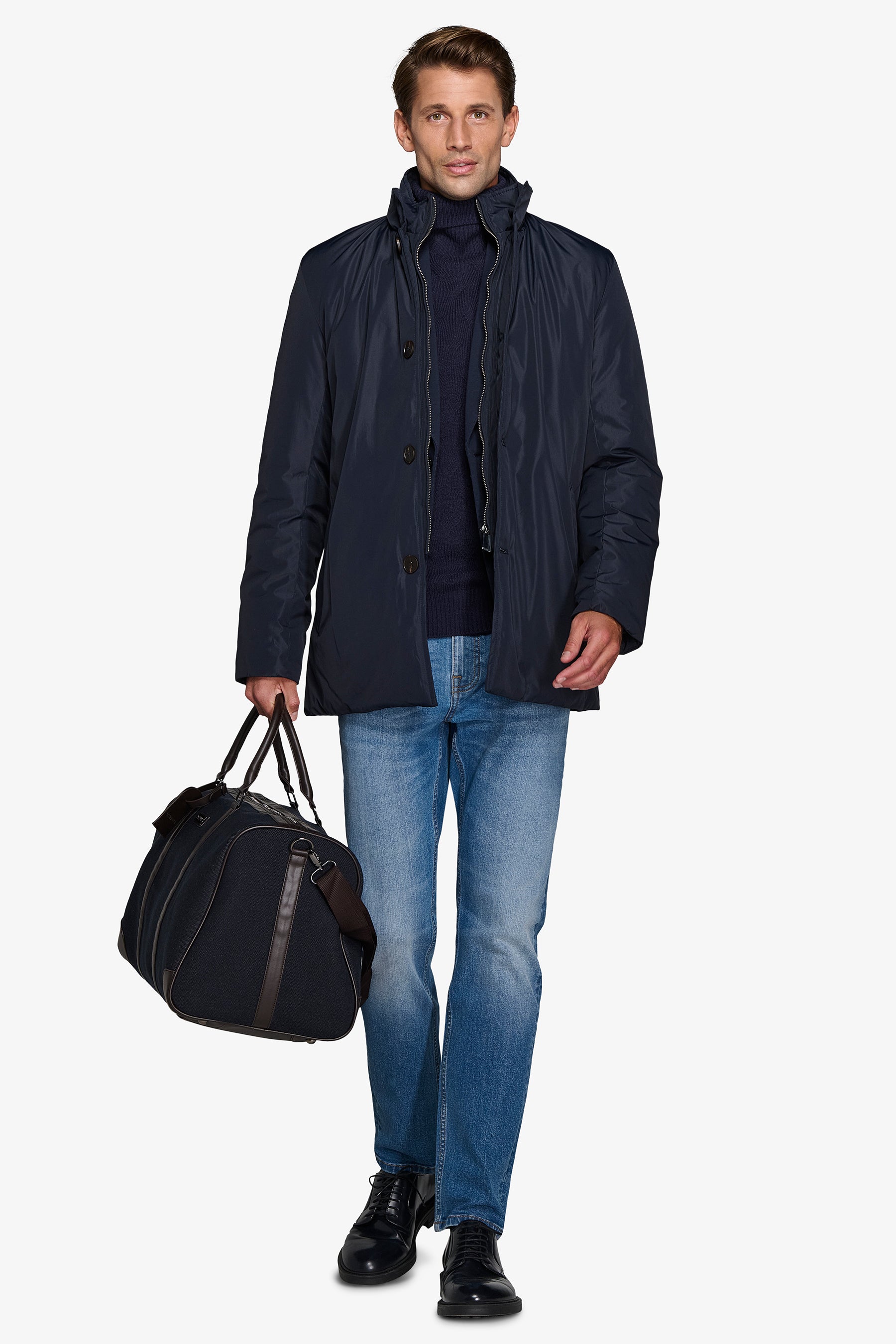 Trench con pettorina blu-Dan John