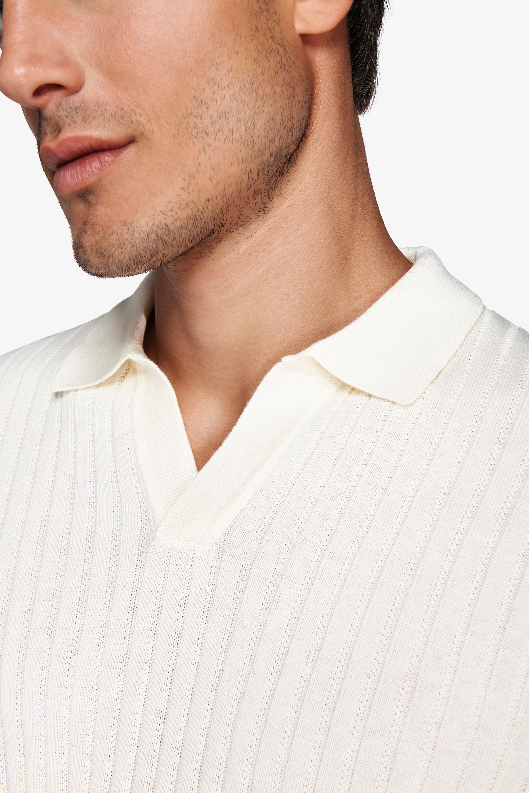 Polo de punto jersey de canalé plano con cuello abierto blanco roto