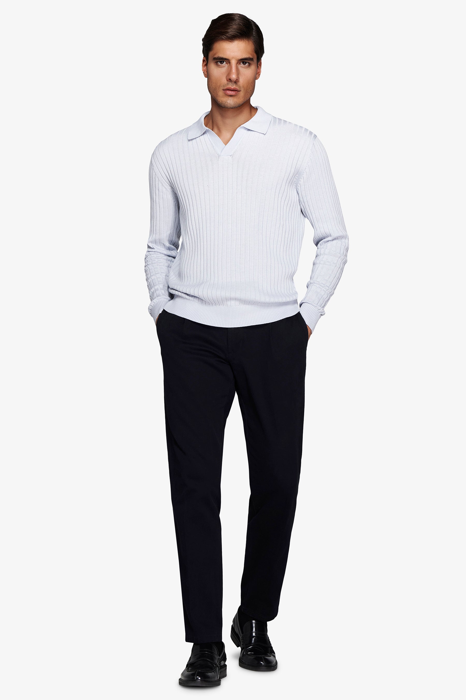 Hellblaues, flach geripptes Poloshirt mit offenem Halsausschnitt