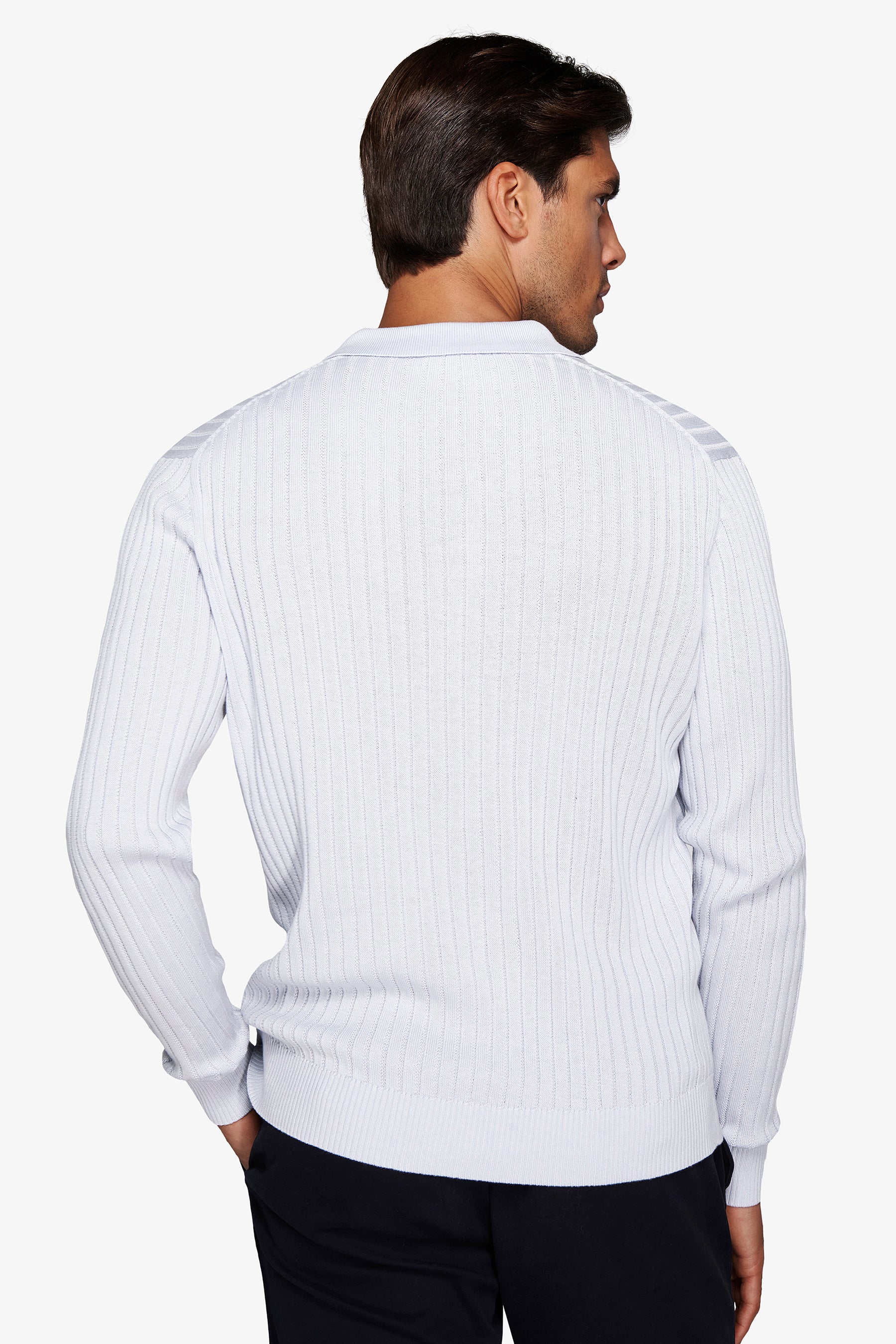 Hellblaues, flach geripptes Poloshirt mit offenem Halsausschnitt