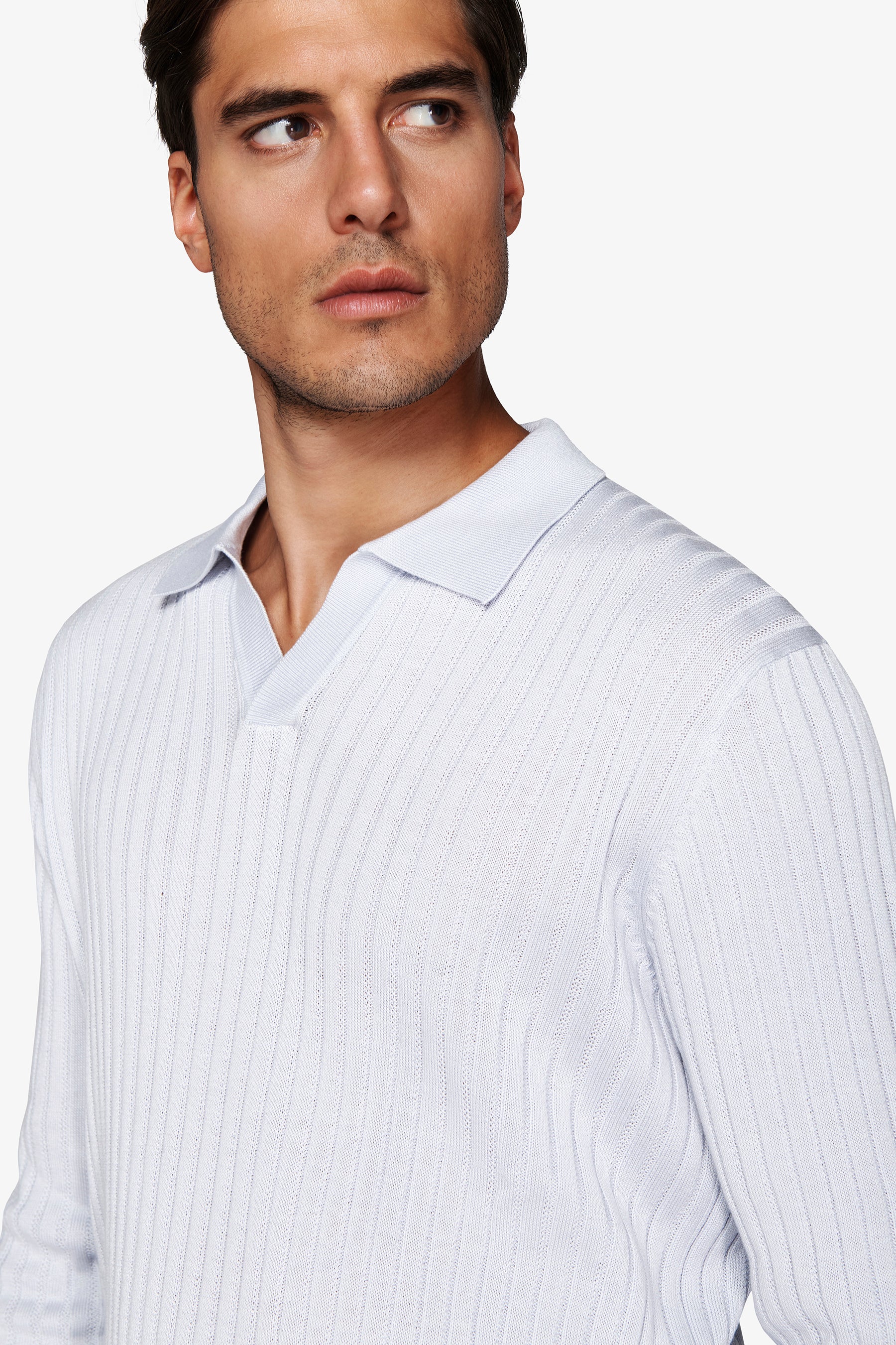 Hellblaues, flach geripptes Poloshirt mit offenem Halsausschnitt