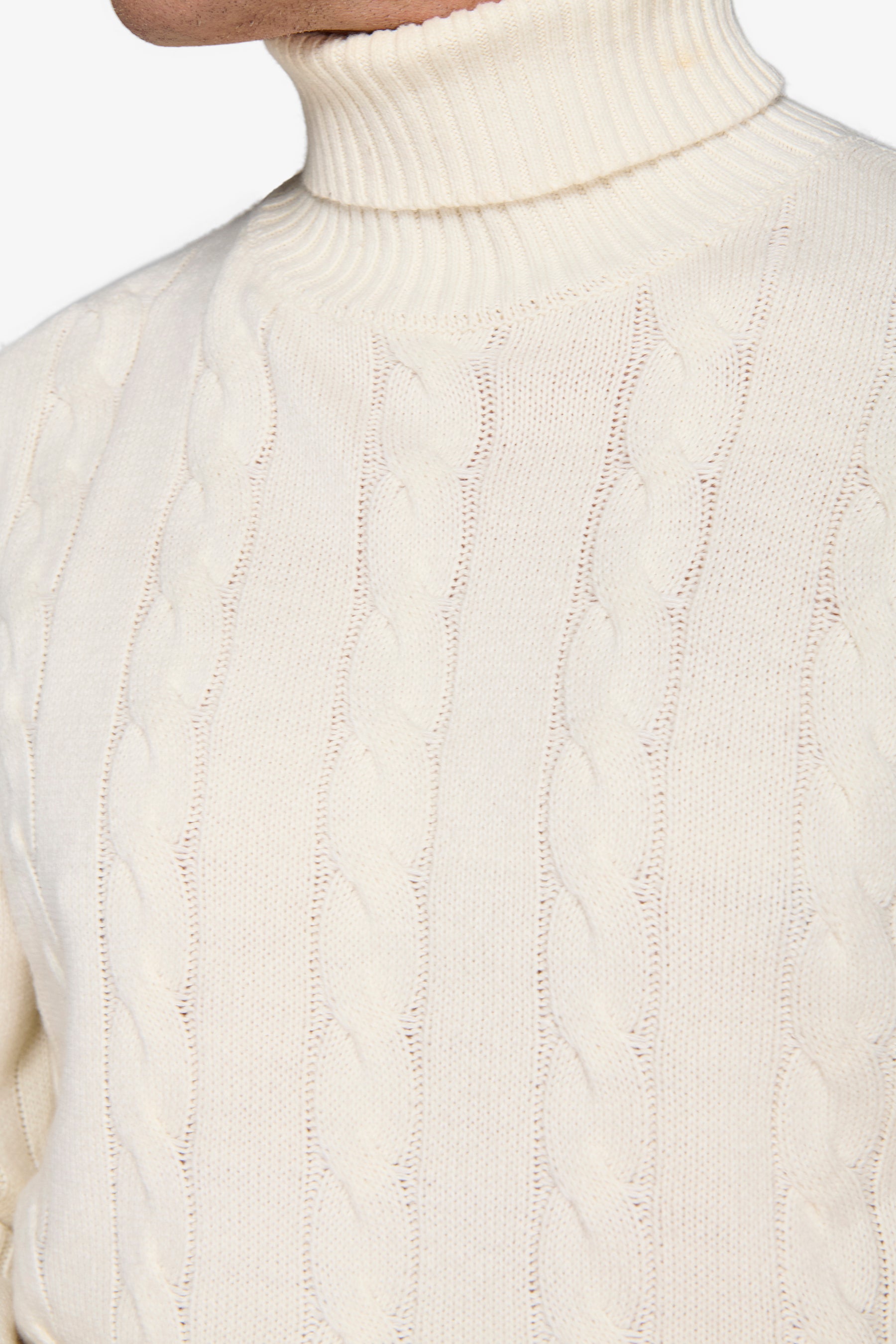 Jersey de cuello alto trenzado crema