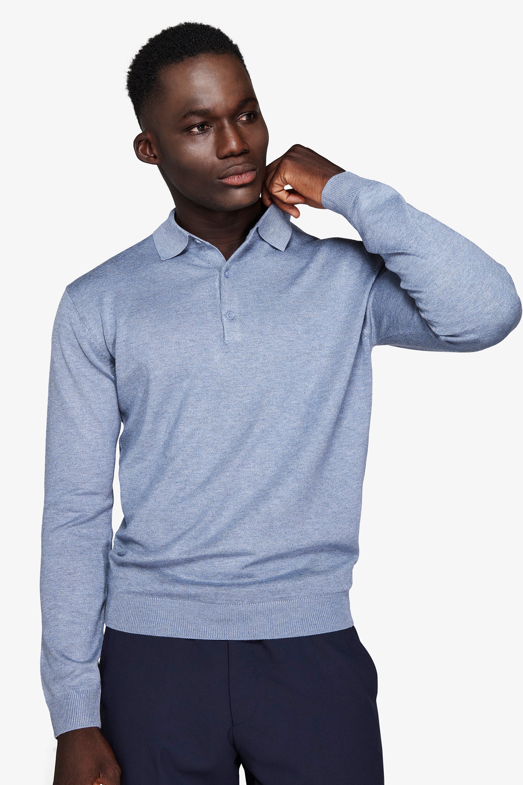 Polo de punto con botones color azul