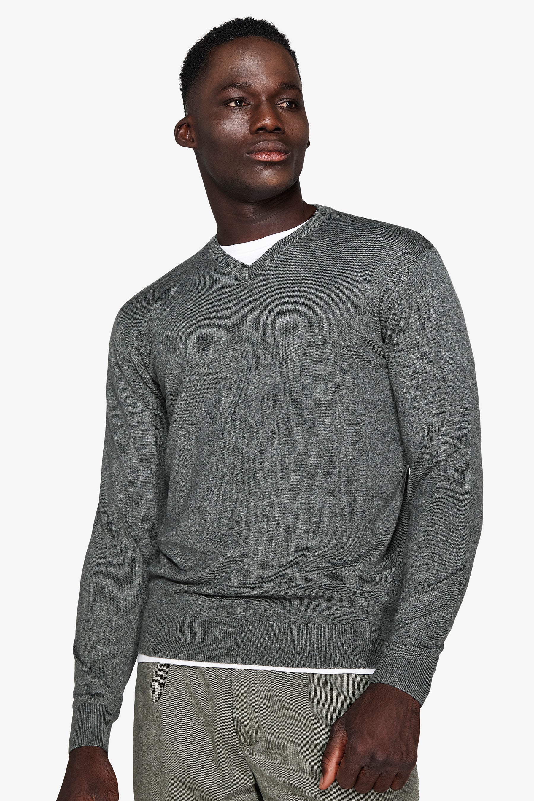 Suéter verde con cuello de pico