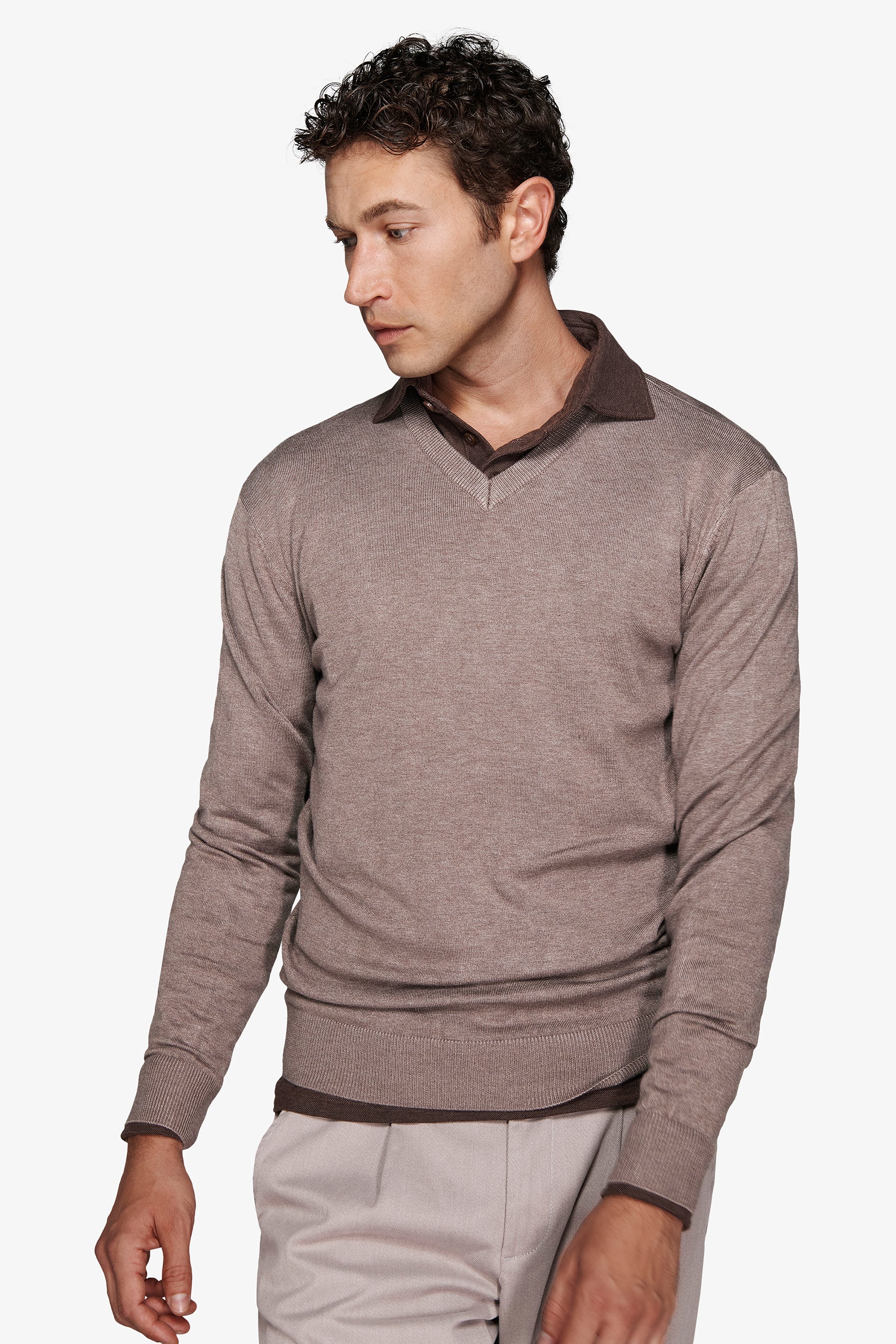 Suéter gris tórtola con cuello de pico