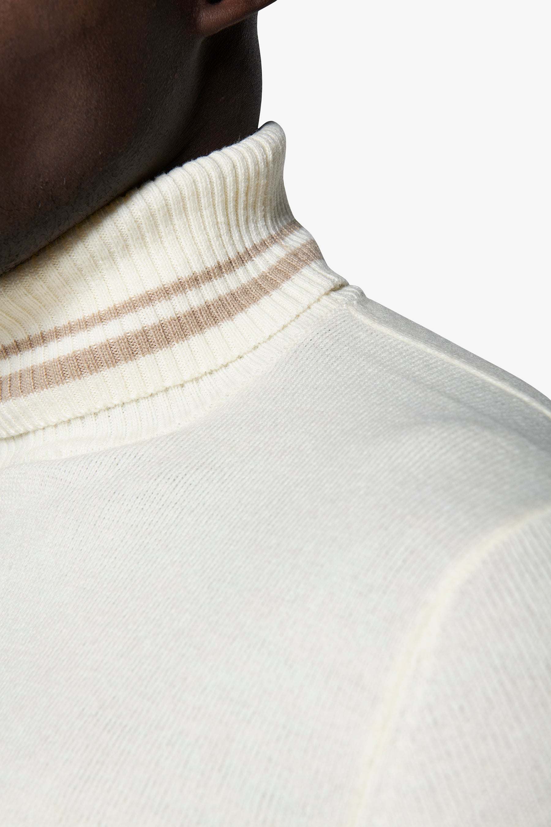 Jersey de cuello alto lana de cordero blanco roto DNJ