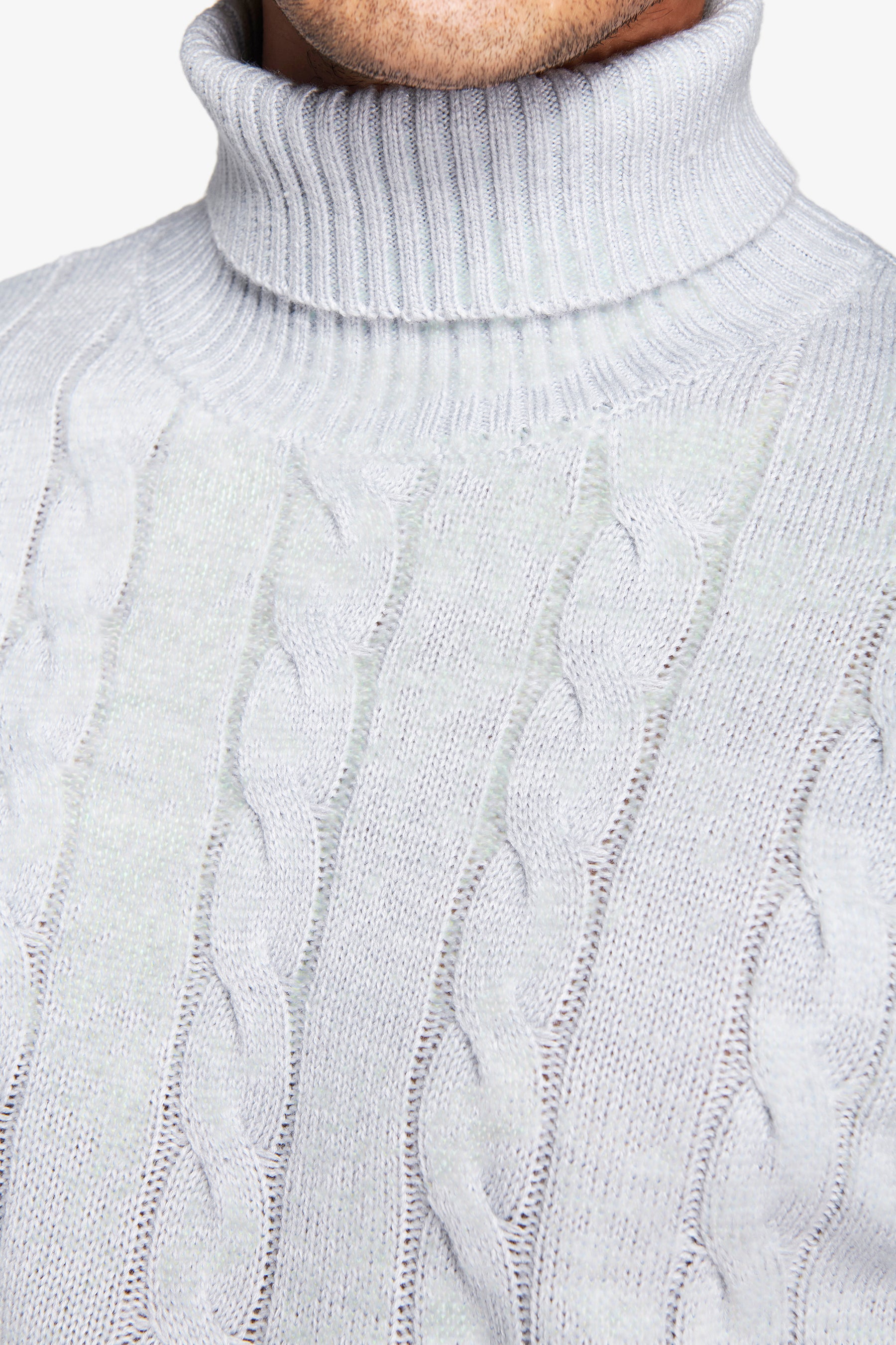 Jersey de cuello alto trenzado gris claro