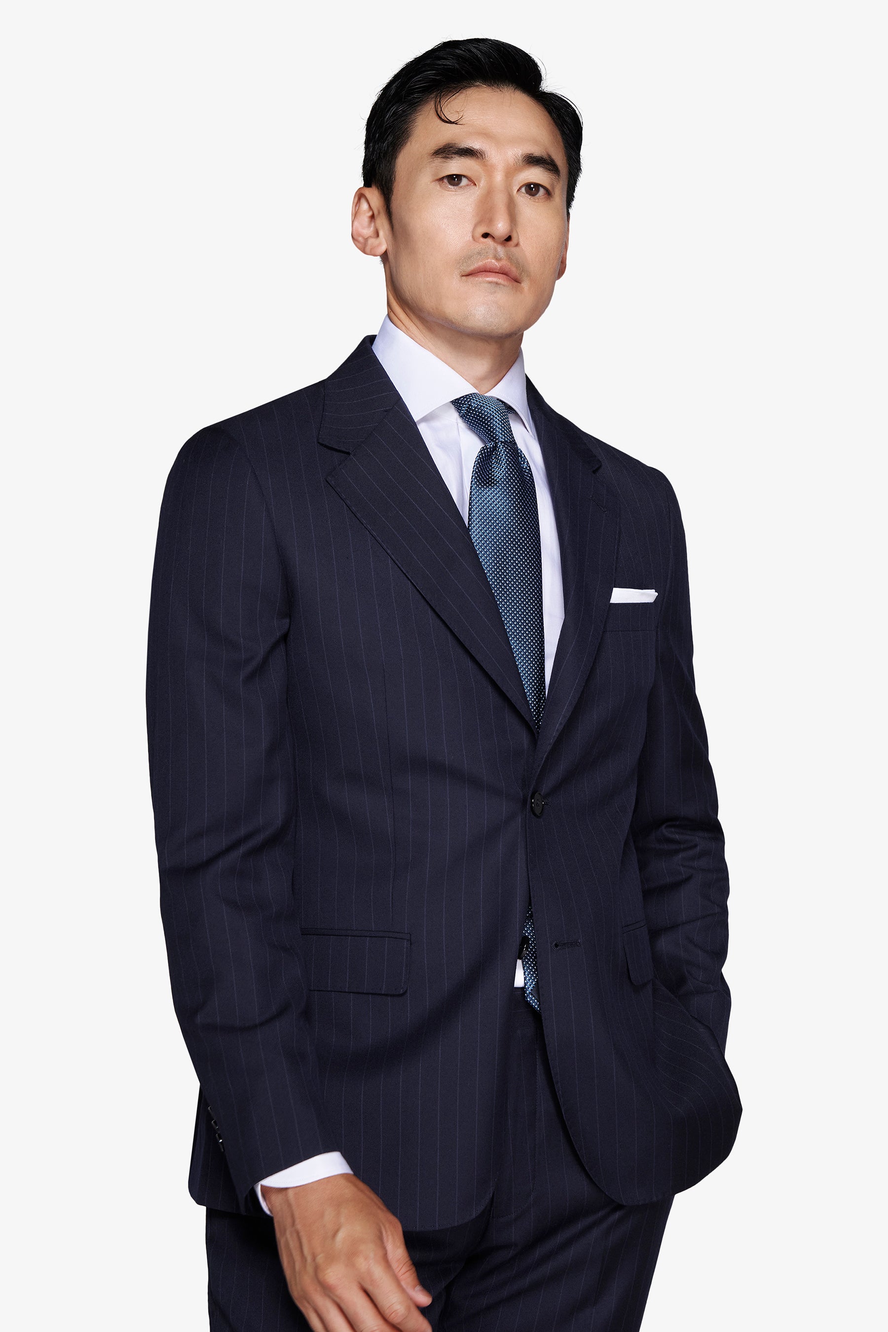 Veste de costume bleue à fines rayures