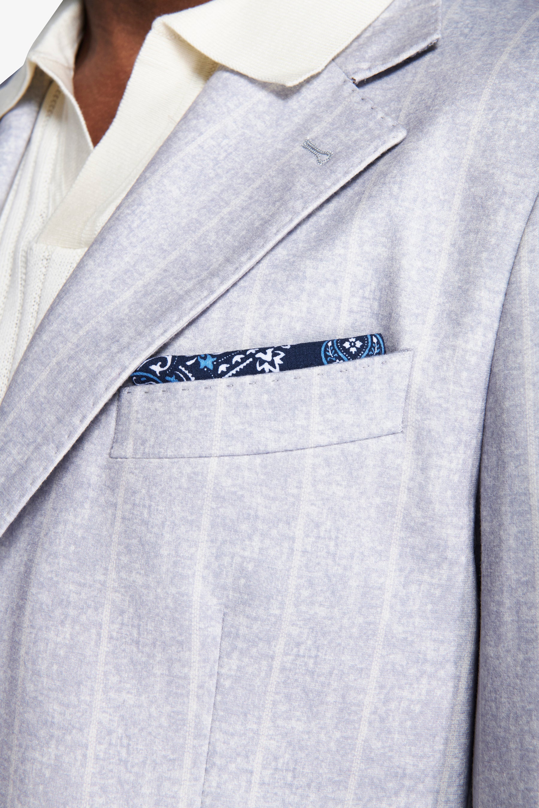 Veste bleu clair à fines rayures