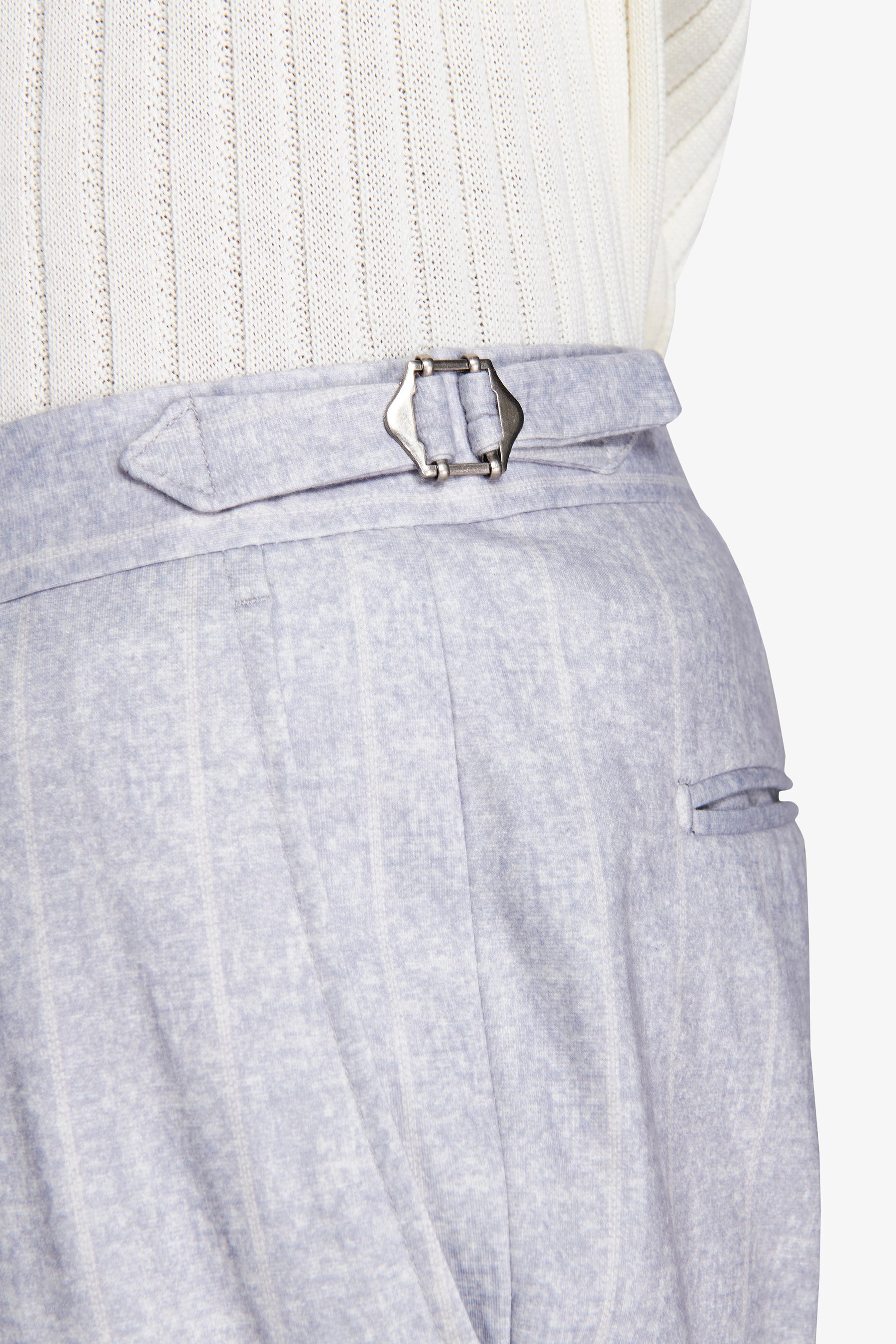 Hellblaue Nadelstreifenhose