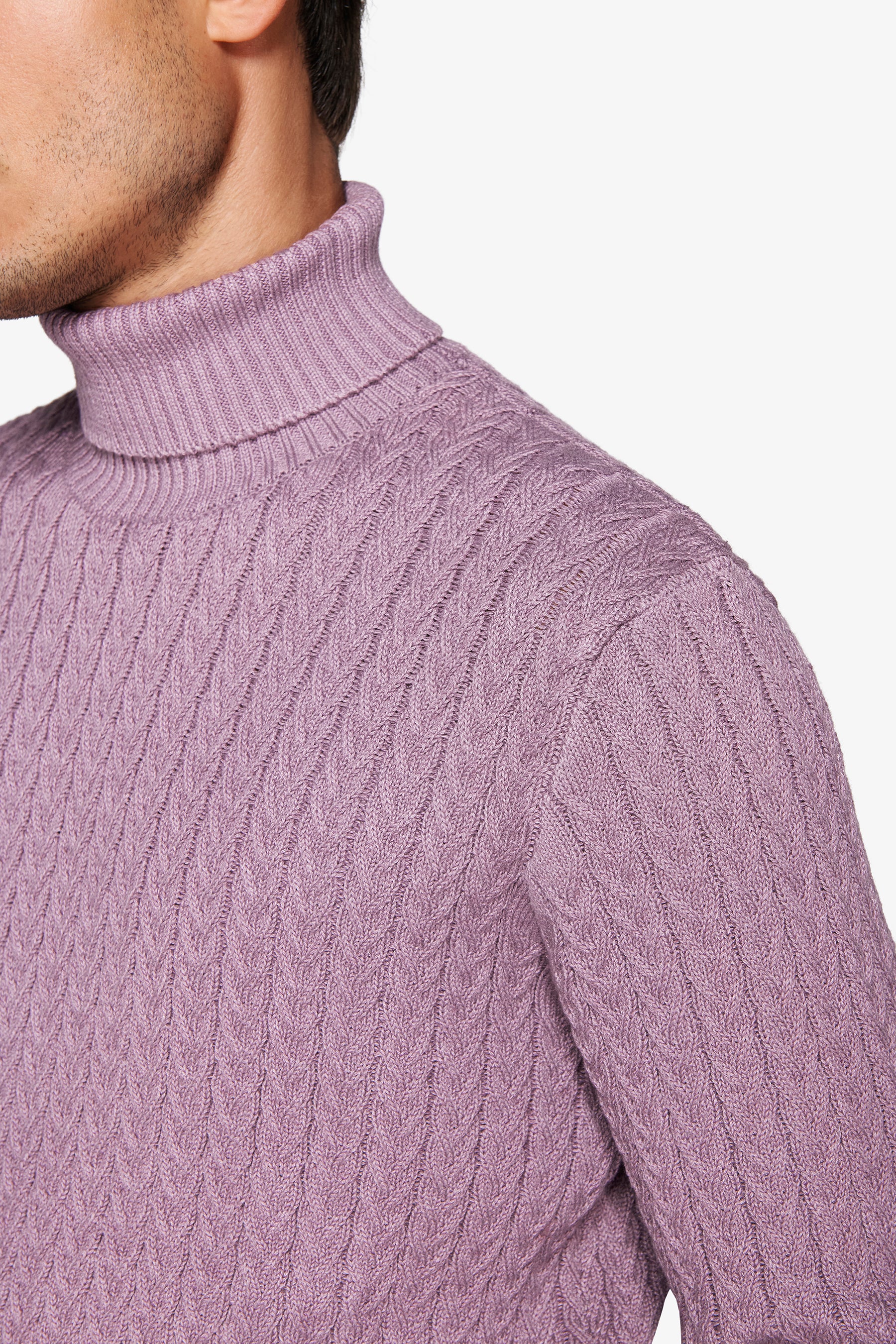 Jersey de cuello alto trenzado beige rosado