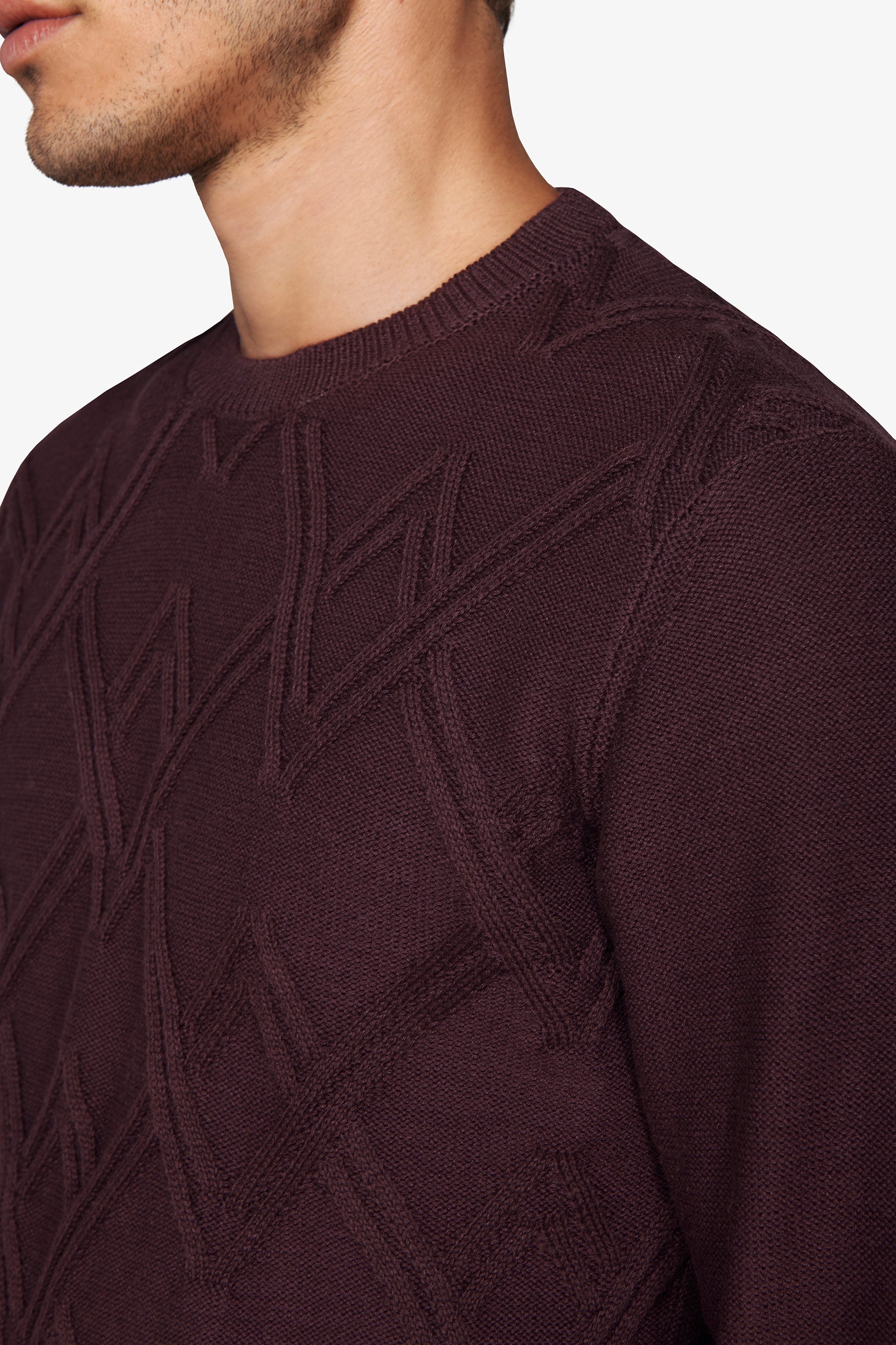 Jersey de cuello redondo trenzado aislado burdeos