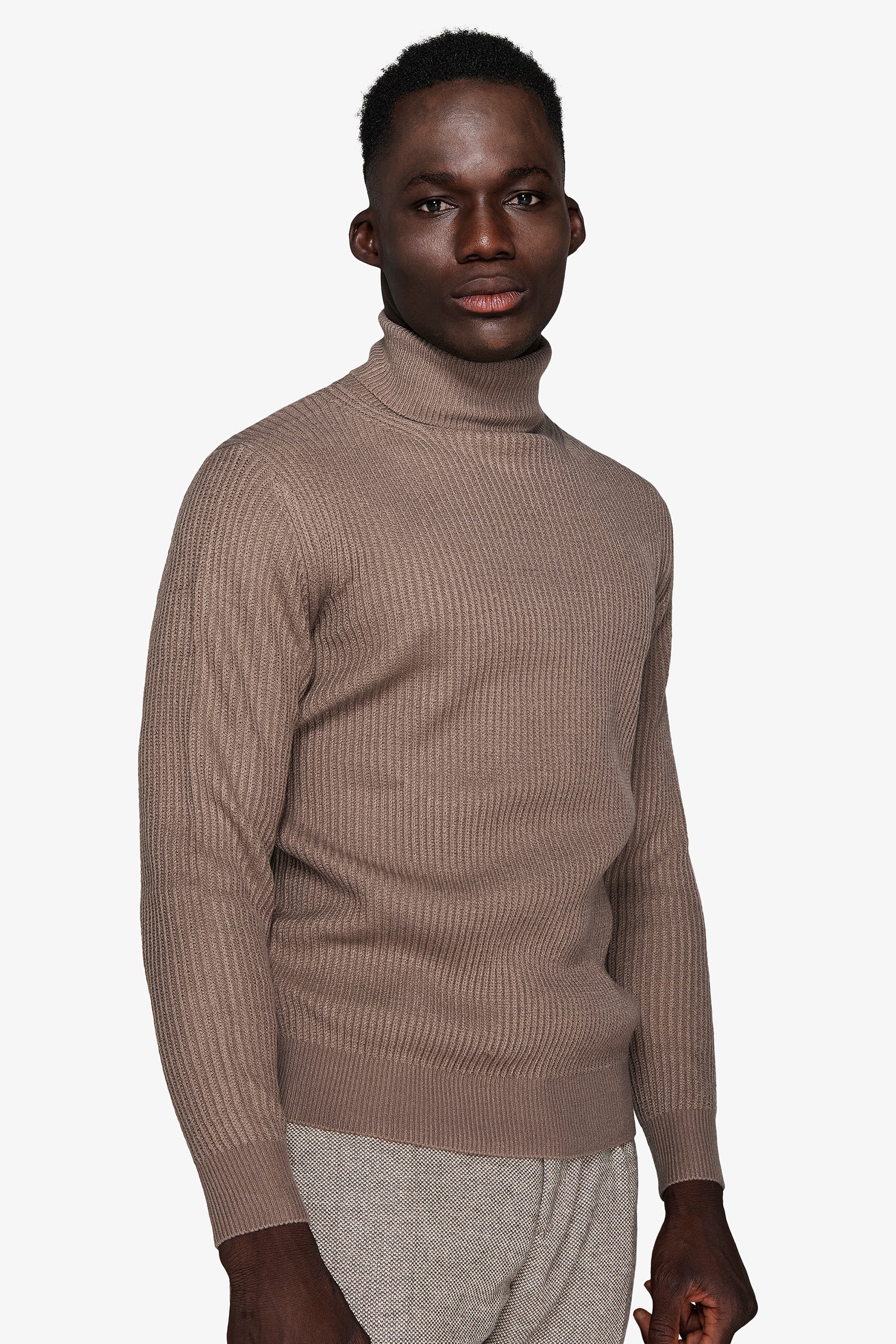 Suéter de cuello alto de canalé inglés en gris tórtola