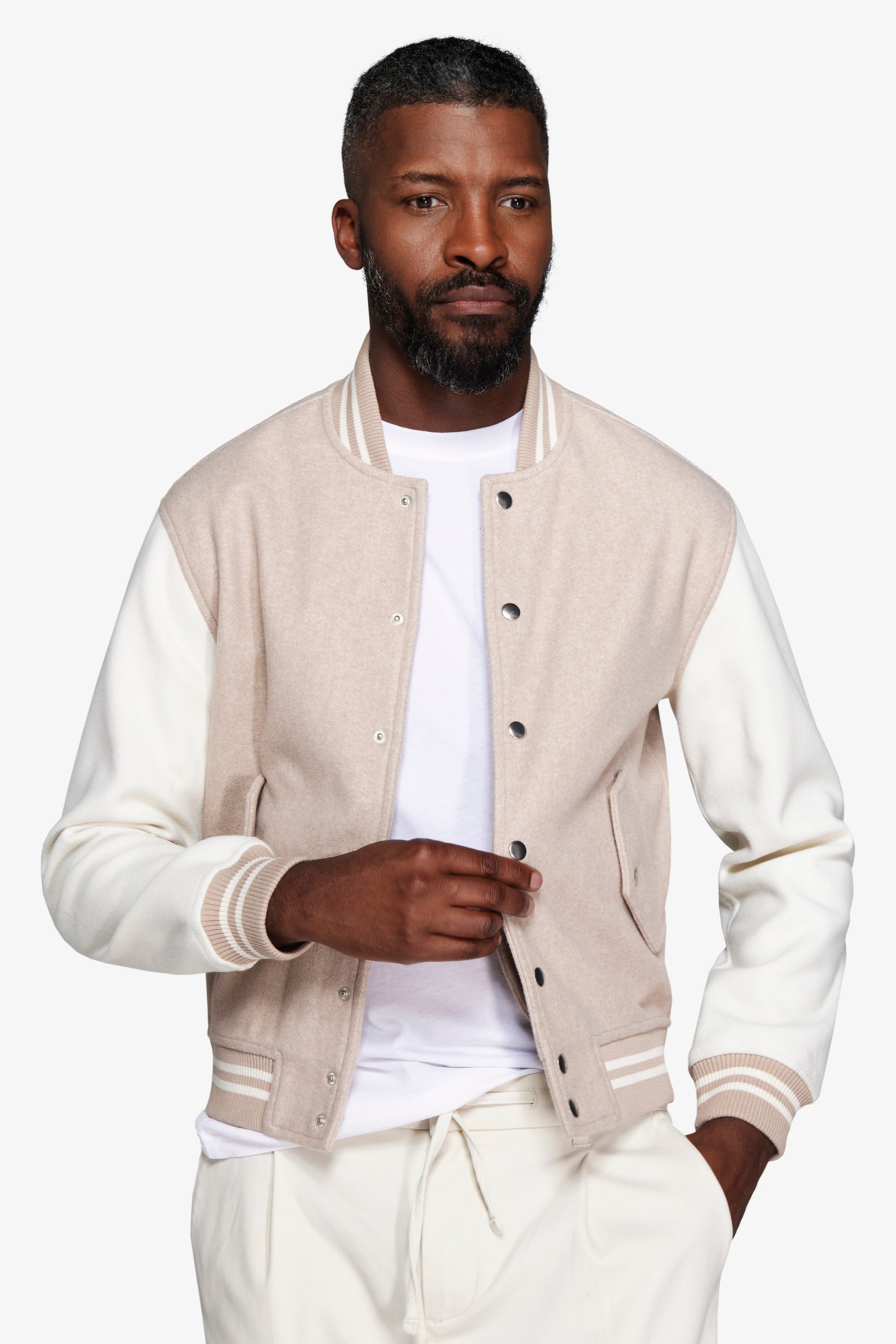 Bomber con ribetes y mangas en contraste arena DNJ